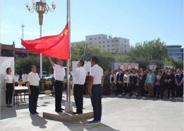 萌娃在台上嘱咐爸爸拍照这“如雷贯耳”的悄悄话全场都知道了
